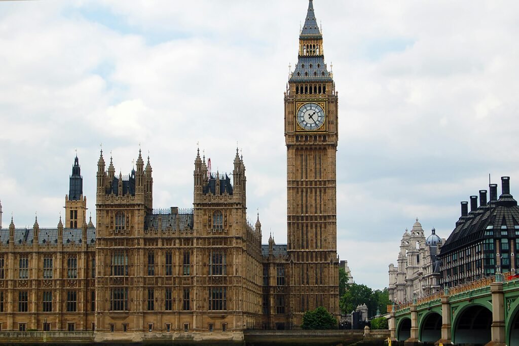 Stunning view of Big Ben and the Palace of Westminster in London under a clear sky.